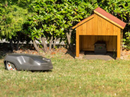 Mähroboter clever unterbringen: Von Fertiglösungen bis DIY – welche Variante passt zu Ihrem Garten?