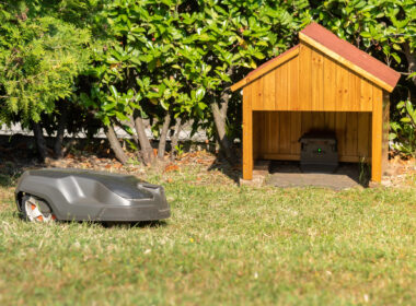 Mähroboter clever unterbringen: Von Fertiglösungen bis DIY – welche Variante passt zu Ihrem Garten?
