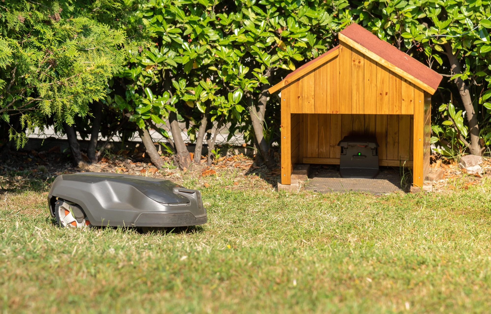 Mähroboter clever unterbringen: Von Fertiglösungen bis DIY – welche Variante passt zu Ihrem Garten?