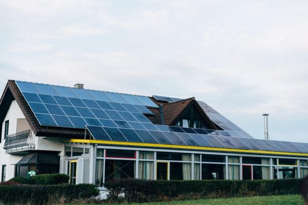 Hohe Energiekosten vermeiden: So helfen Automatisierungen bei der Gebäudeeffizienz